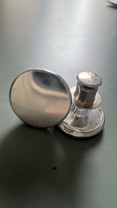 Przycisk magnetyczny do zasłon