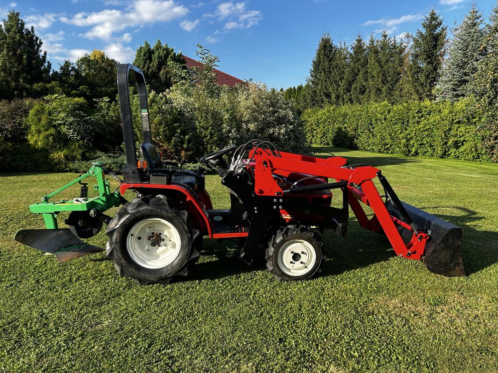Ciągnik Yanmar KE-40 z ładowaczem czołowym, pługiem i glebogryzarką