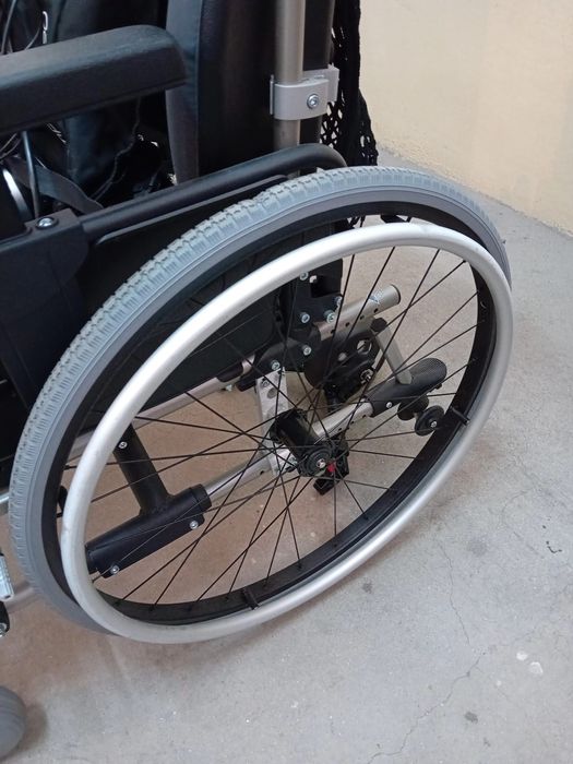 Cadeiras de rodas manual com apoio de motor elétrico