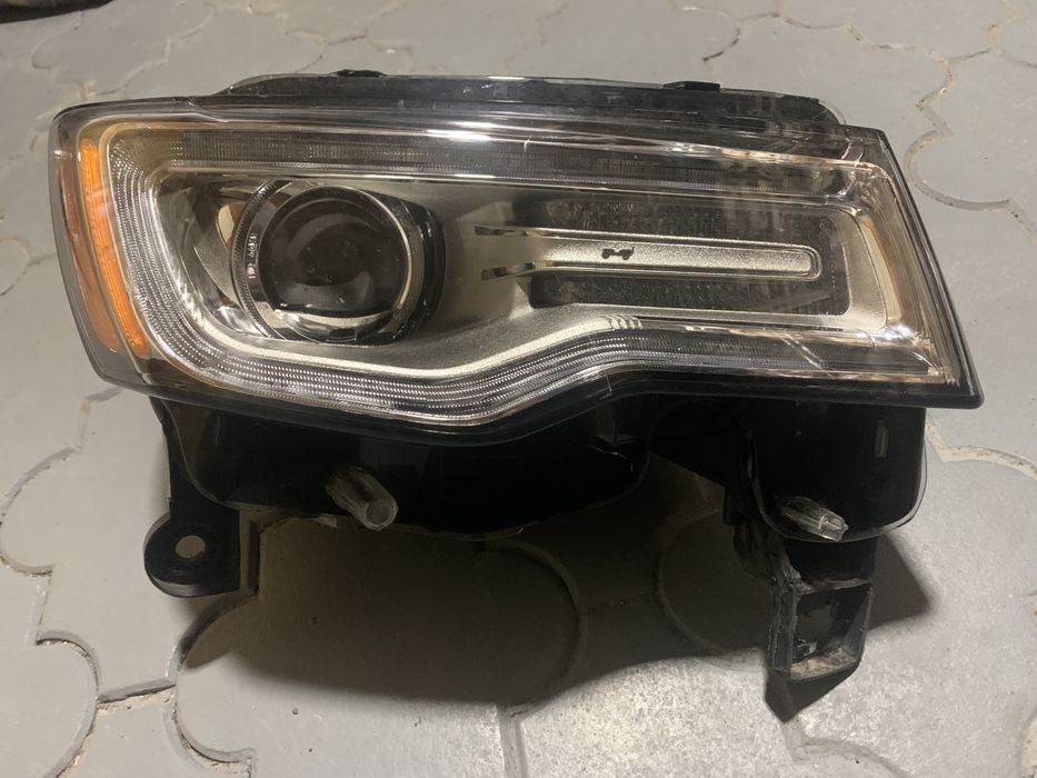 Jeep Grand Cherokee фара