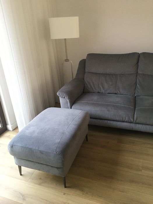 Kanapa 3 osobowa z taboretem. Zestaw marki KLER.