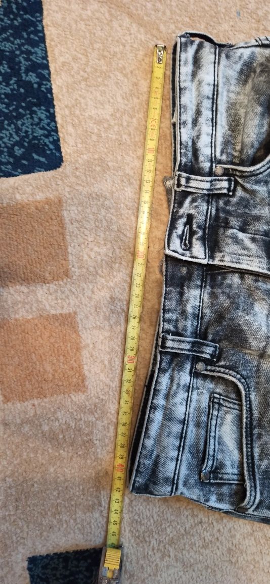 Spodnie jeansowe z dziurami rozmiar 30/32 stan bardzo dobry