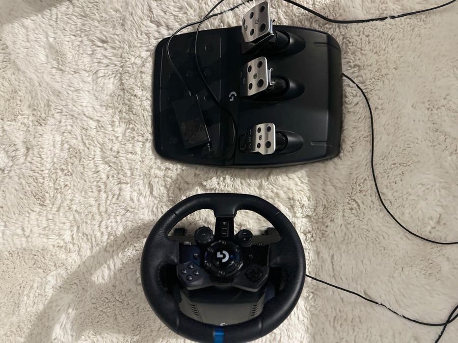 Ігрове кермо та педалі Logitech G923