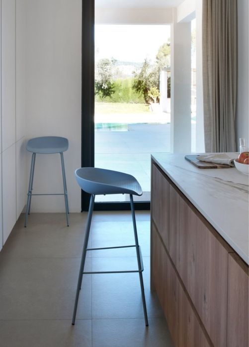 Pack de dois bancos novos azuis de bar / cozinha