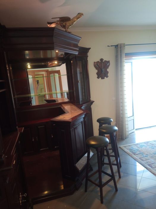 Móvel bar de sala/canto com 3 bancos incluídos como novo!