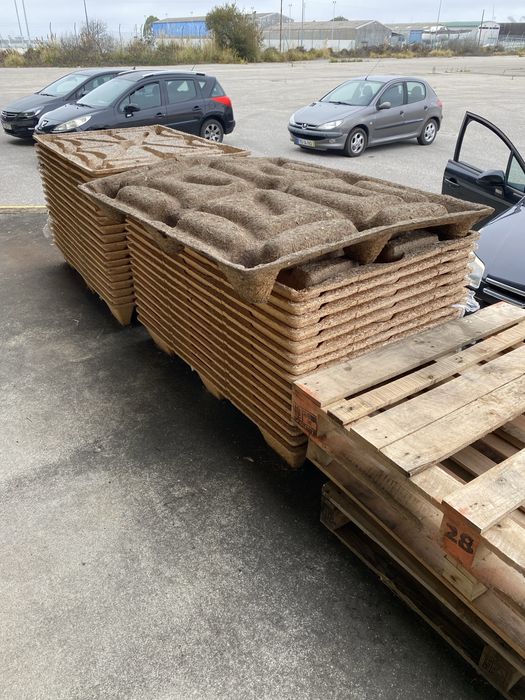 Paletes de plastico e contraplacado