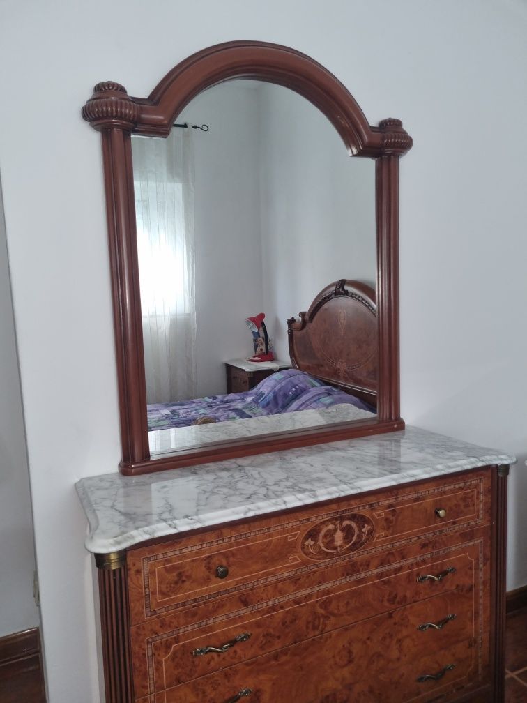 Cama + 2 mesinhas + cómoda + espelho