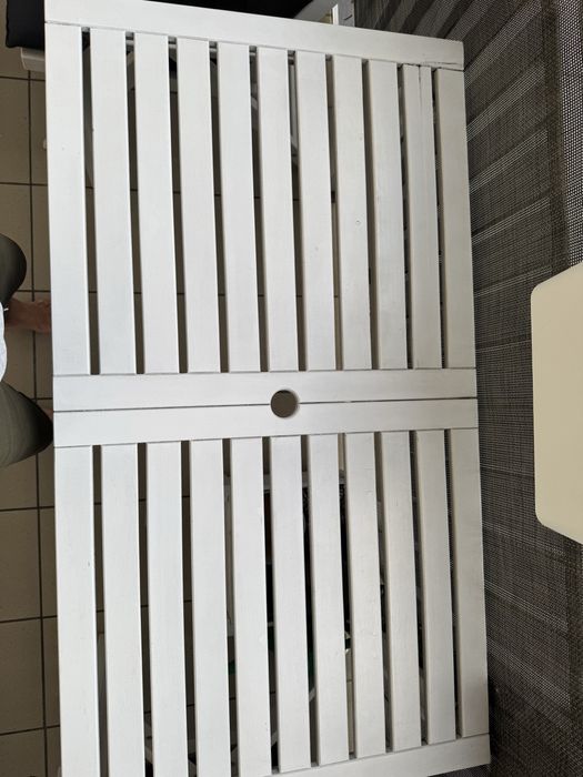 Stół ogrodowy z krzesłami i poduszkami