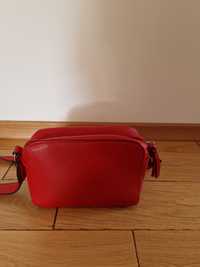 Czerwona damska torebka