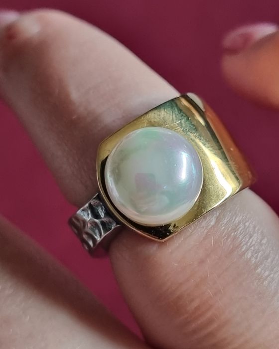 Anel bicolor, em aço, com uma pérola. T17
