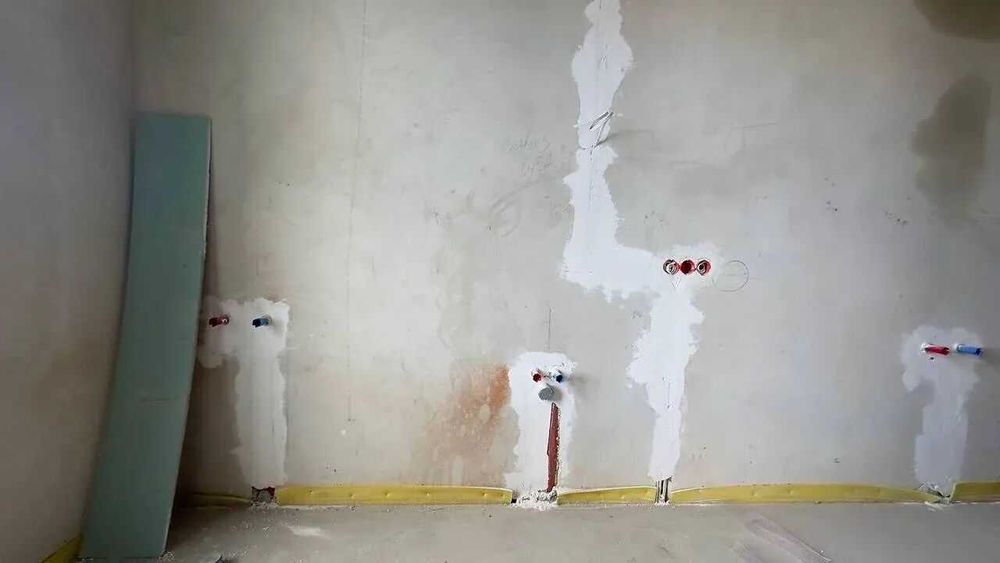 Зданий будинок поруч з містом