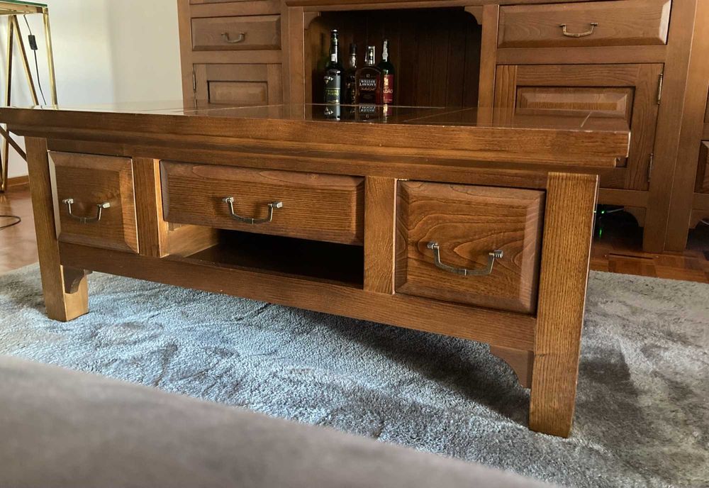 Mesa de sala de madeira de nogueira com vidro