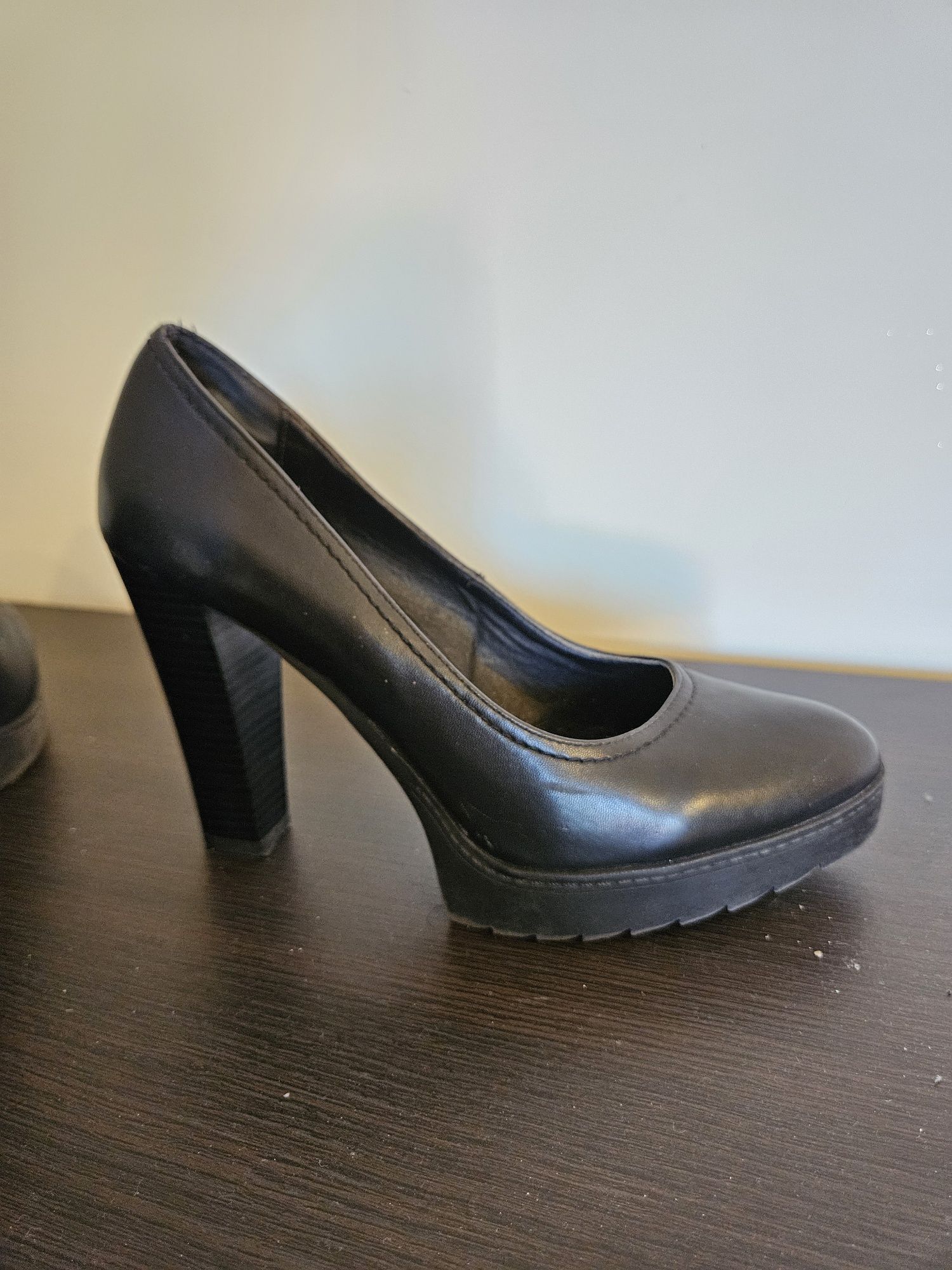 Buty na wysokim obcasie na grubej gumowej podeszwie