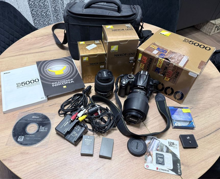 Aparat, lustrzanka Nikon D5000 z obiektywem 18-55 mm oraz 55-200