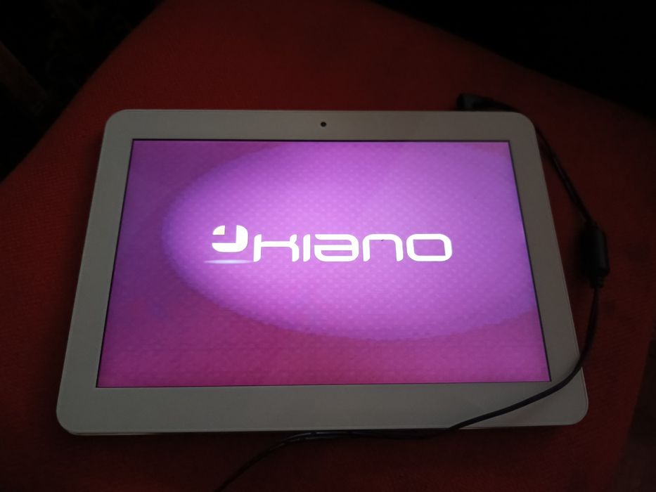 Продам два планшети робочі у чорного не тримає батарея у білому тримає