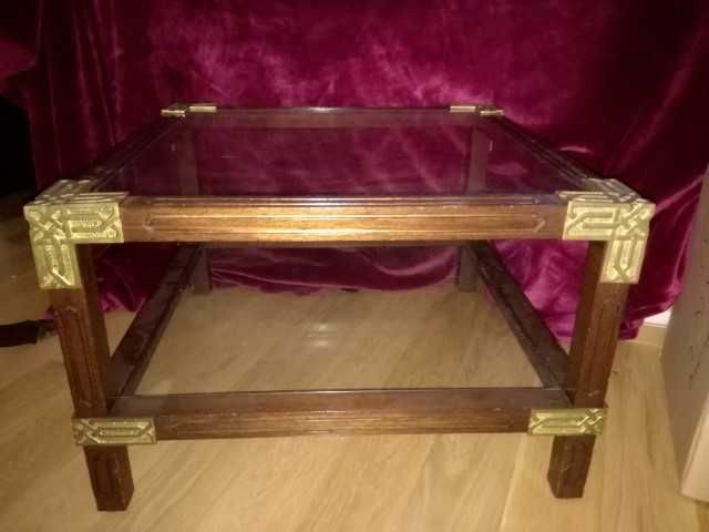 Bonita Mesa de Centro/Apoio em madeira e vidro com aplicações em latão