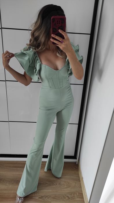 Szałwiowy kombinezon z ozdobnymi rękawami