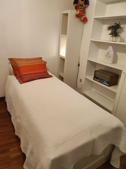 Quarto individual muito amplo,com luz direta