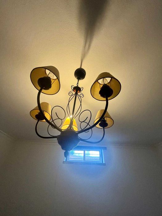 Candeeiro de teto abajures amarelos