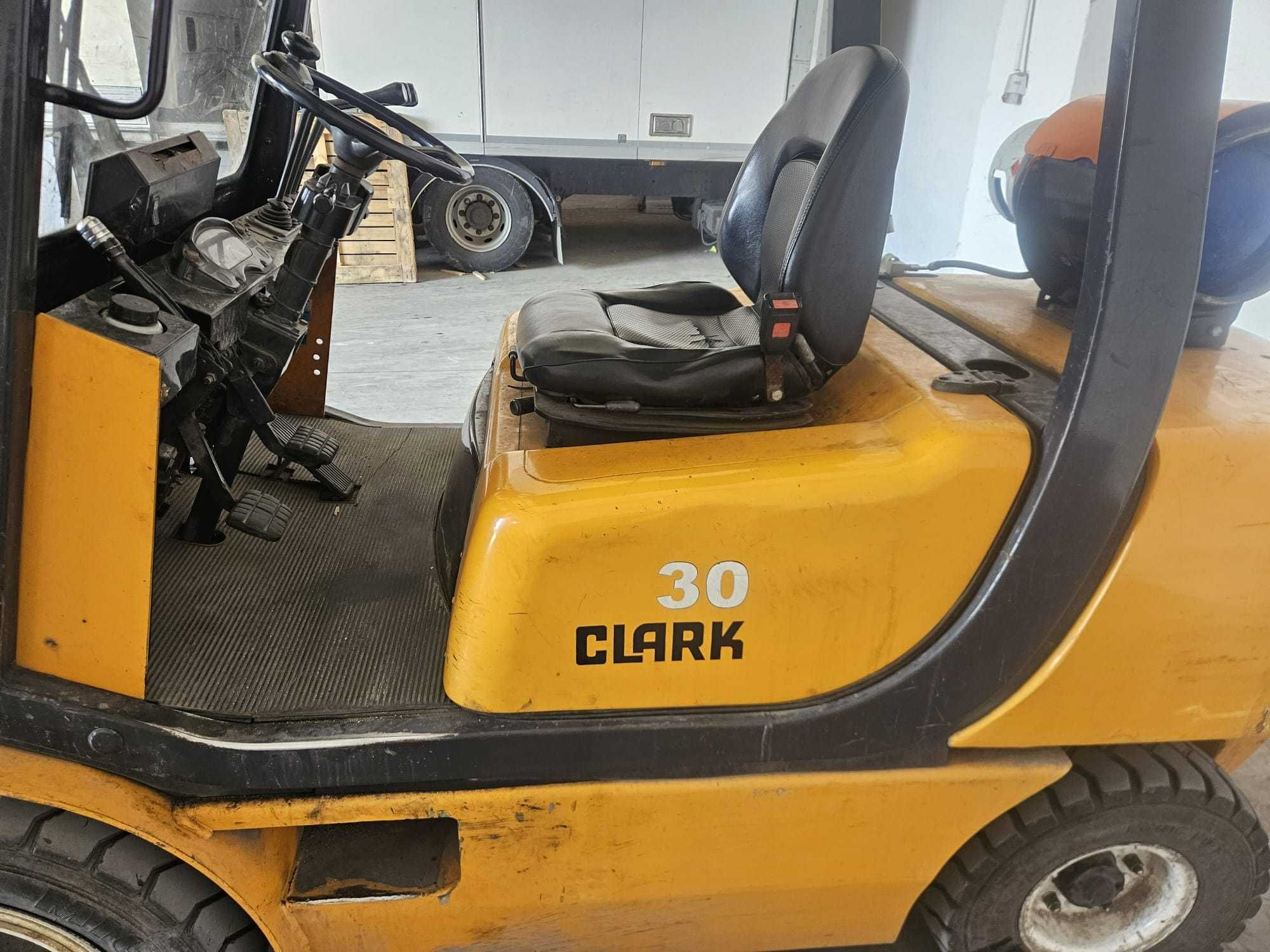 wózek widłowy clark c30  gazowy IDEALNY
