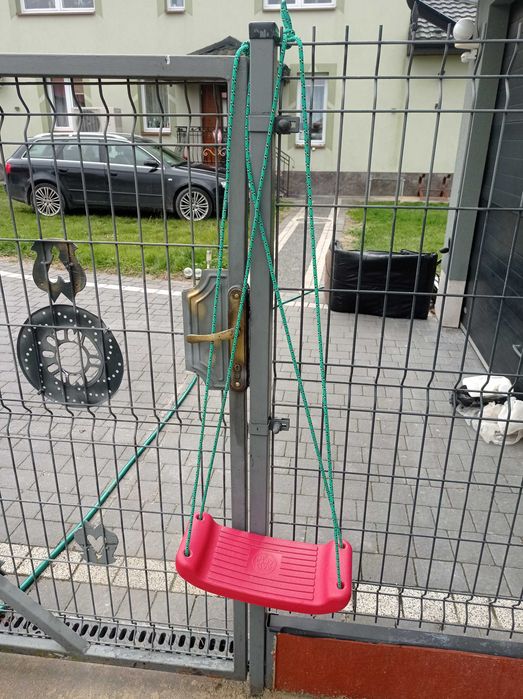 Sprzedam tanio czerwona huśtawka tylko 10 złotych