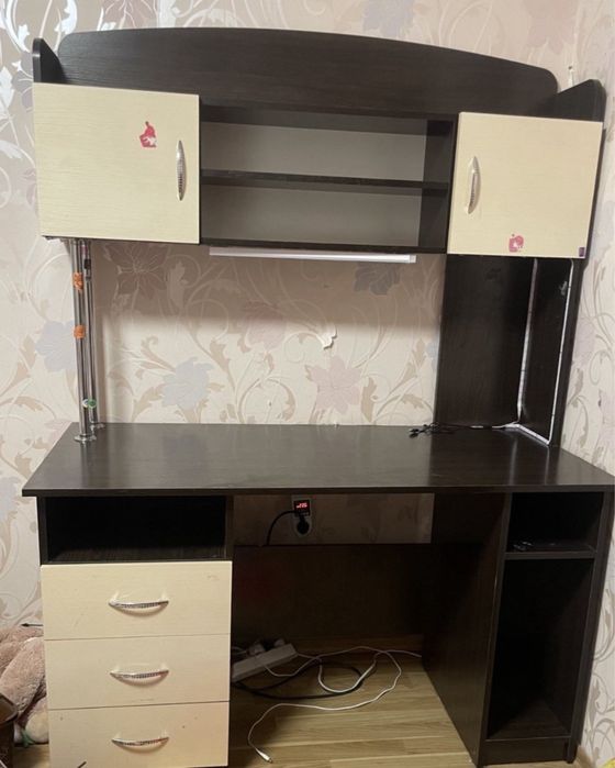 Письмовий стіл у дитячу кімнату