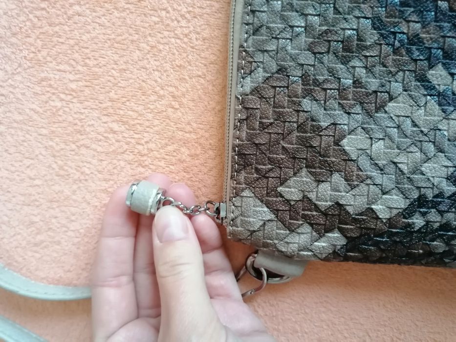 Pleciona mała torebka damska kopertówka brąz, beż wizytowa na wiosnę