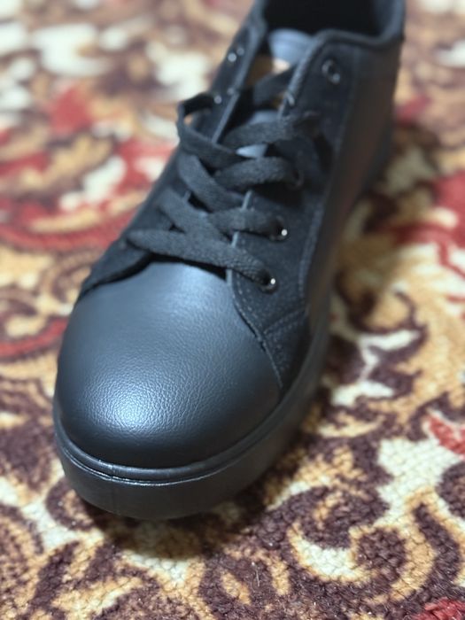 Продам обувь чорные кеды туфли муржские