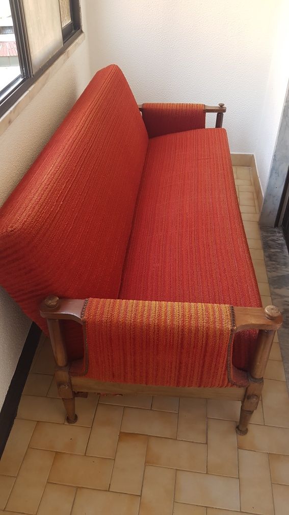 Sofá cama vintage em bom estado