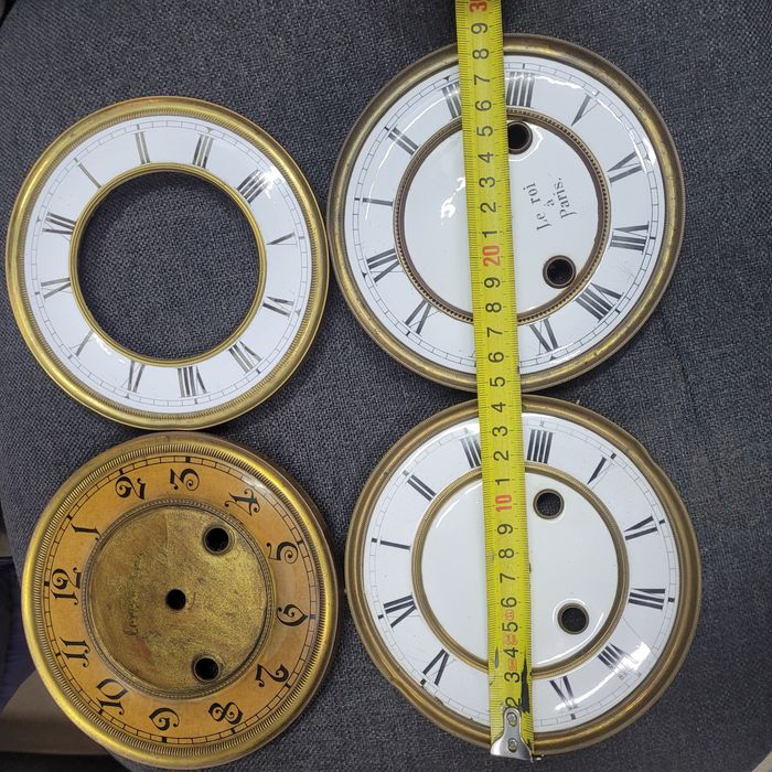 Stare tarcze do zegarów wiszących