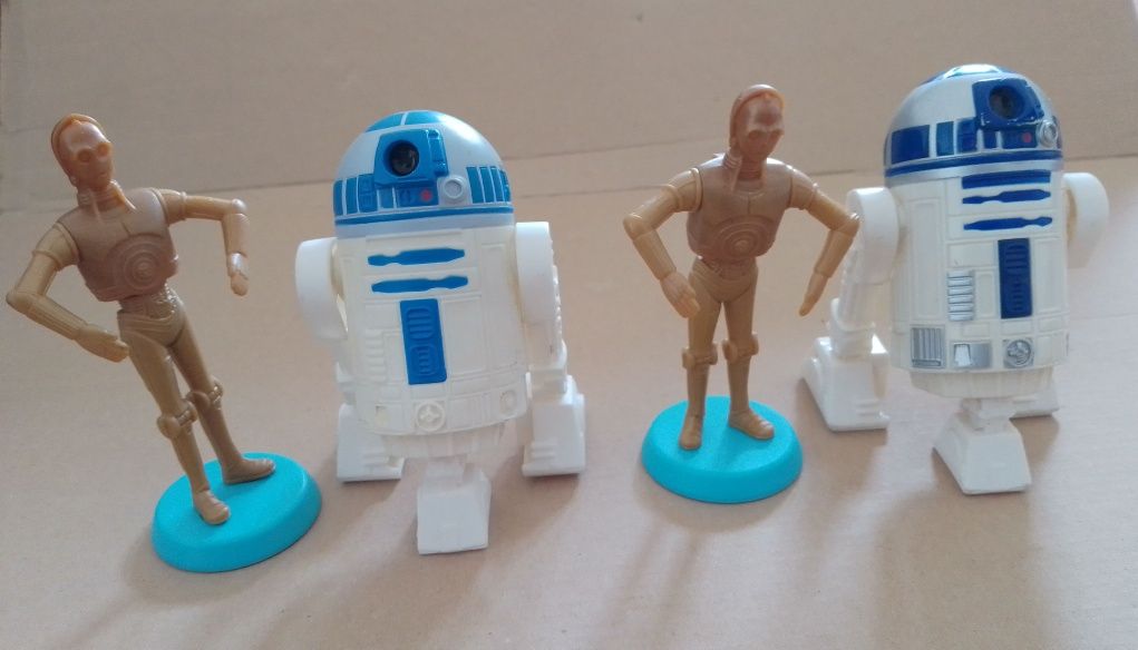 Bonecos R2-D2 e C3-PO do filme "Star Wars"