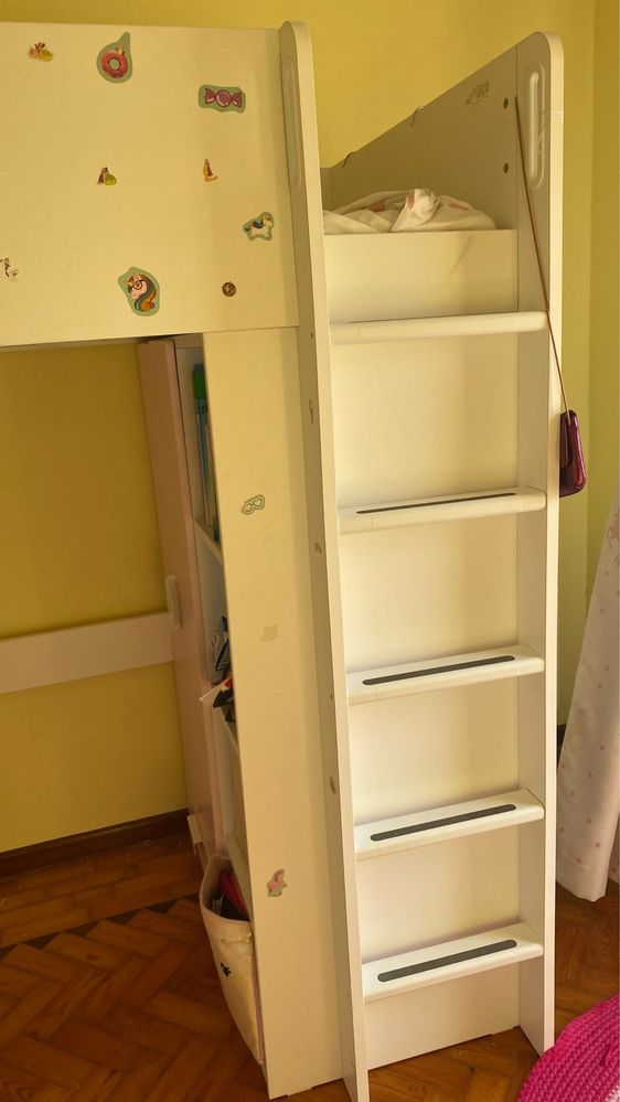 Cama Smastad Ikea com secretária