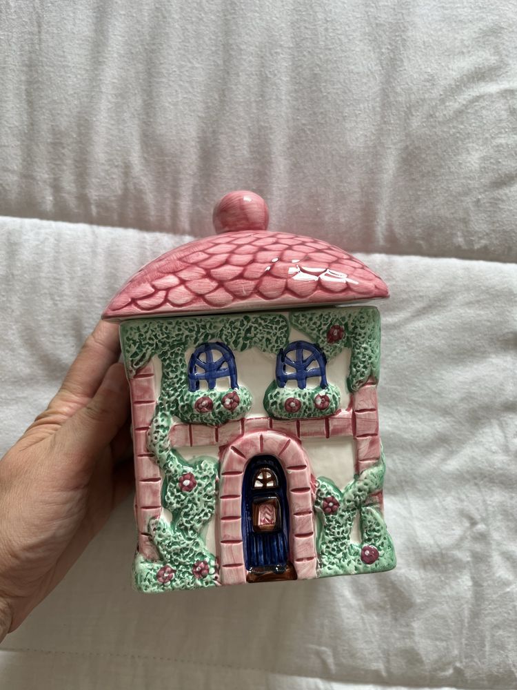 Pote da coleção “A casa de campo” da Avon