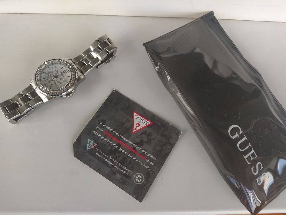 Часы guess серебряный цвет.