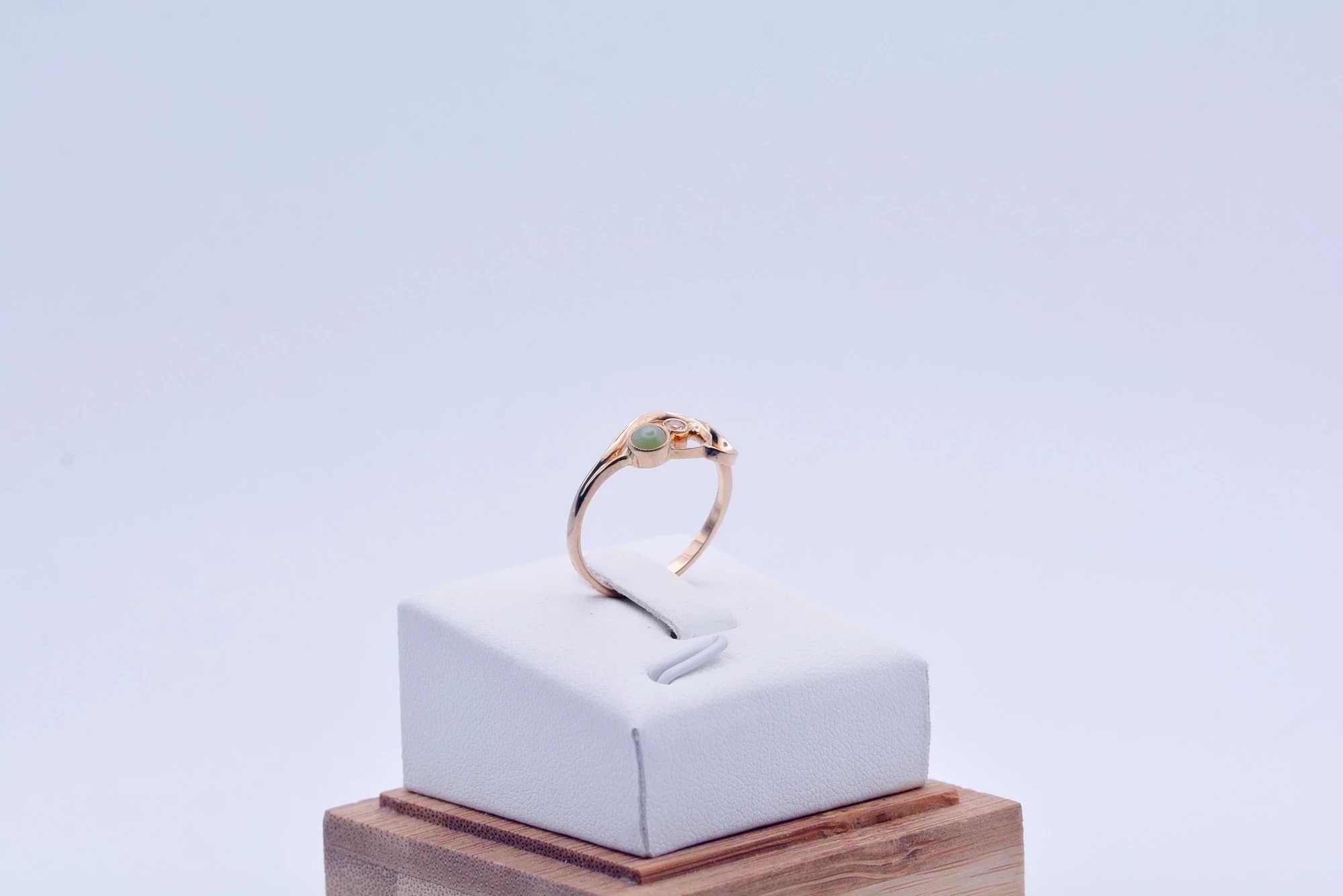 Misterny złoty pierścionek zielony i biały kamień 585 zl616