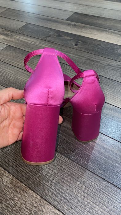 Ярко-розовые сатиновые туфли