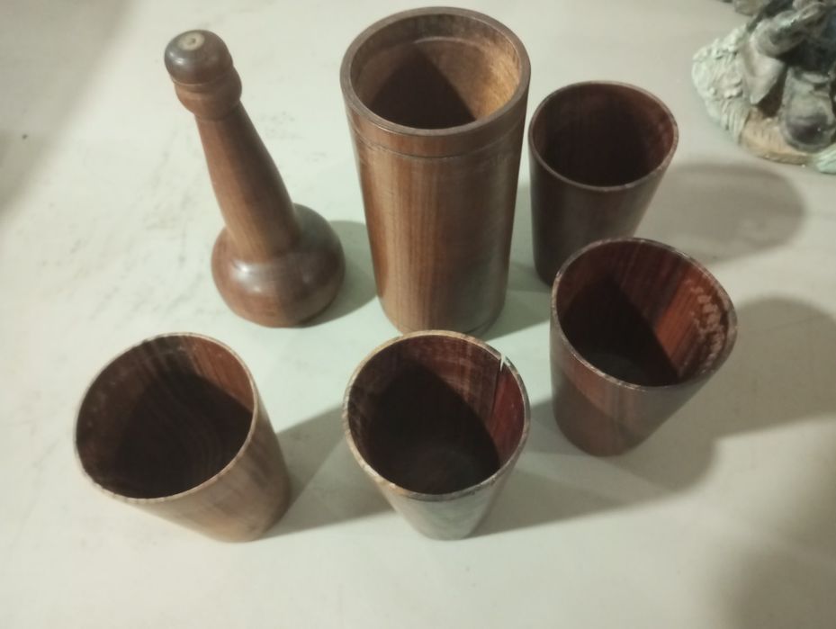 Garrafa de madeira e 4 copos antigos