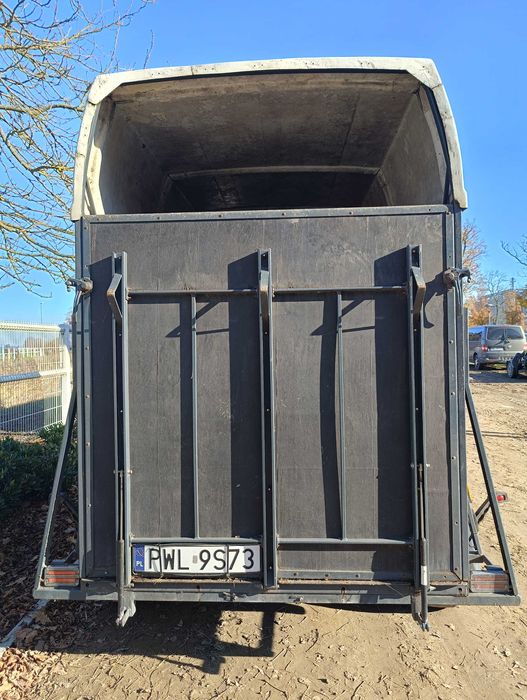 Przyczepa do przewozu koni