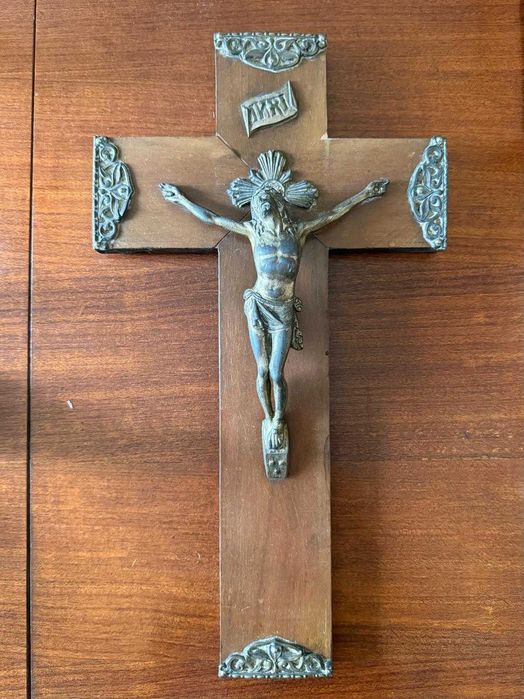 Crucifixo Vintage em Madeira e Metal - Decoração Religiosa