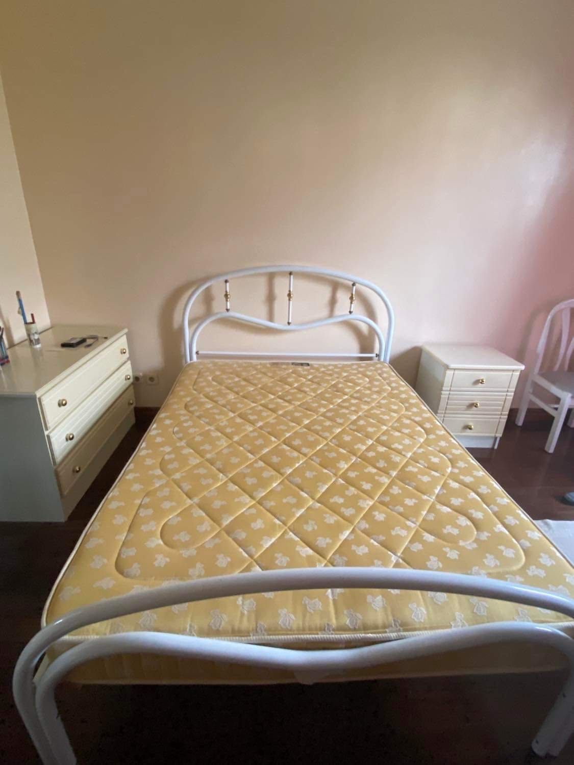 Quarto de cama branco