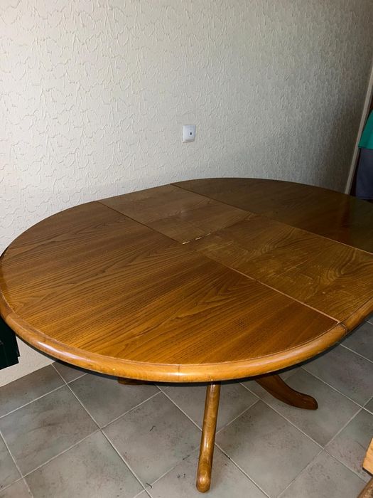 Mesa de cerejeira em ótimo estado