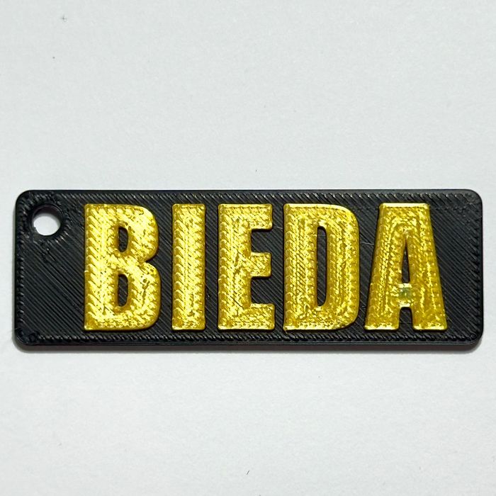 Personalizowany brelok BIEDA – zabawny gadżet, prezent na urodziny