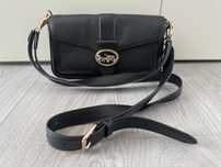 Bolsa Coach preta em pele com duas alcas amovíveis