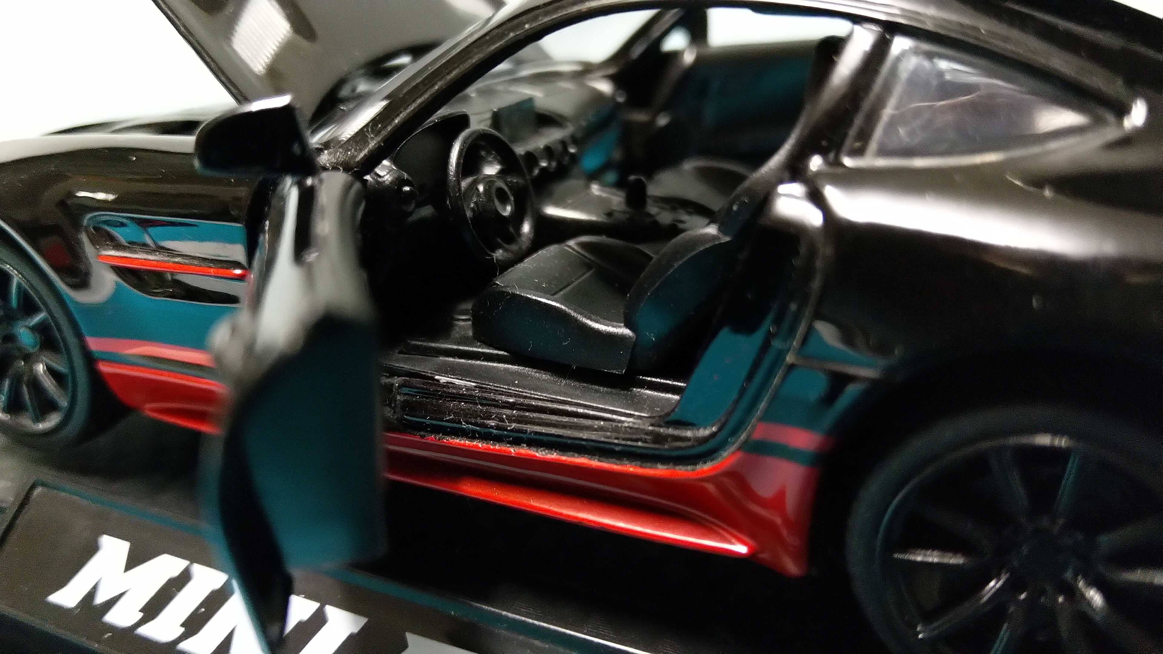 Mercedes Benz AMG GTr - Miniatura esc 1/32 de fricção, com luzes e som