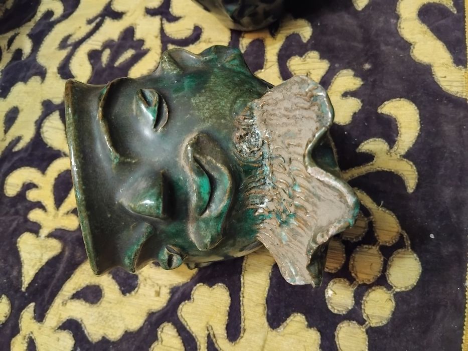 Par de canecas figuras  antropomorficas em cerâmica  vidrada