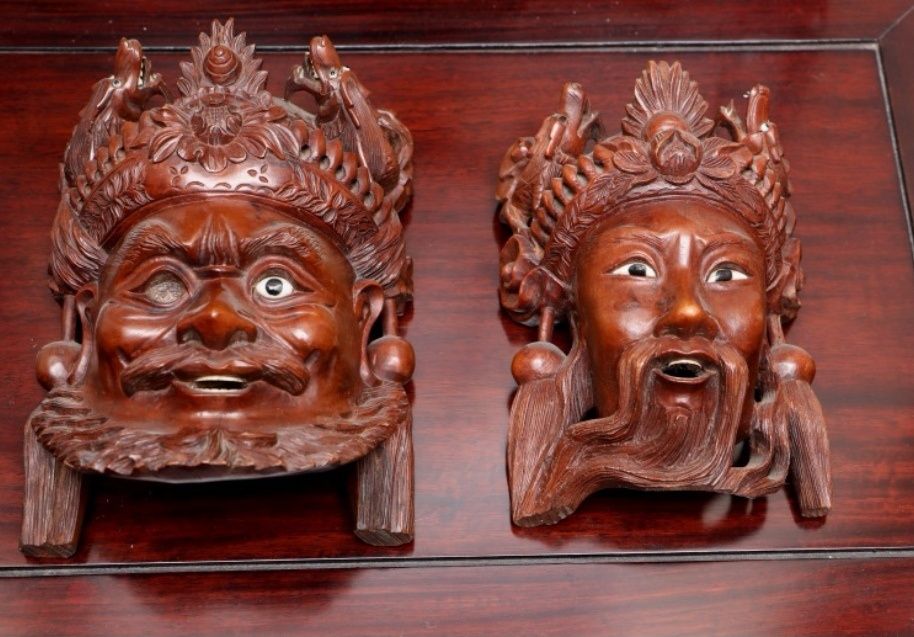Duas esculturas orientais em madeira