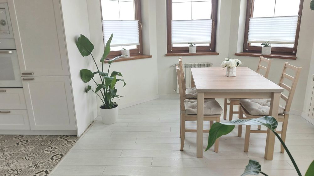 Stół rozkladany plus 4 krzesla- komplet do jadalni