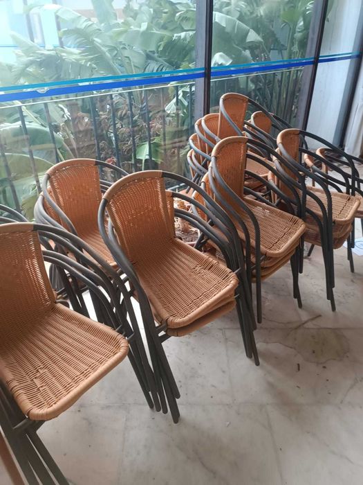 Cadeiras em Palha Plástica e Ferro