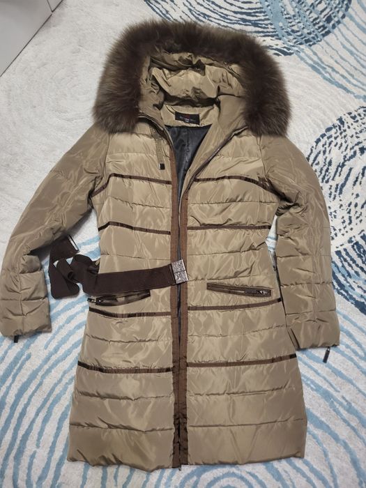 Продам зимову яка має дуже гарний та стильний вигляд