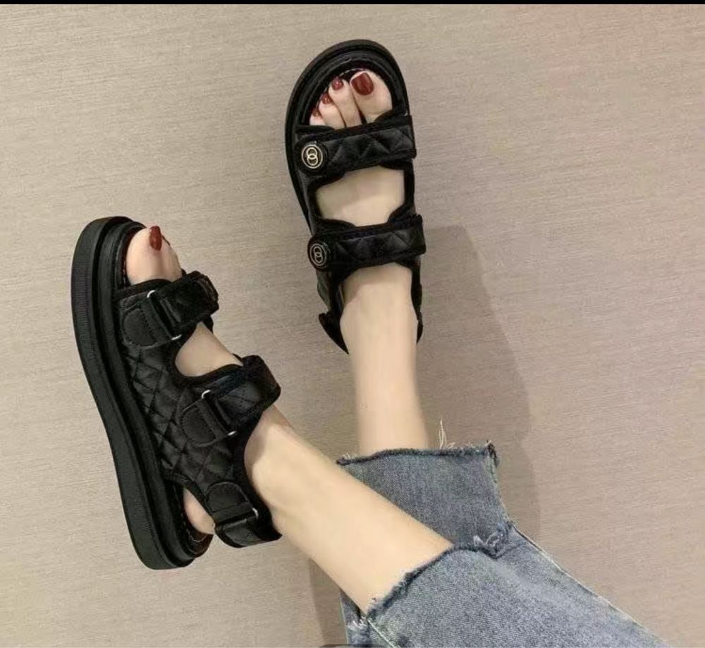 Чорні сандалі на липучках
